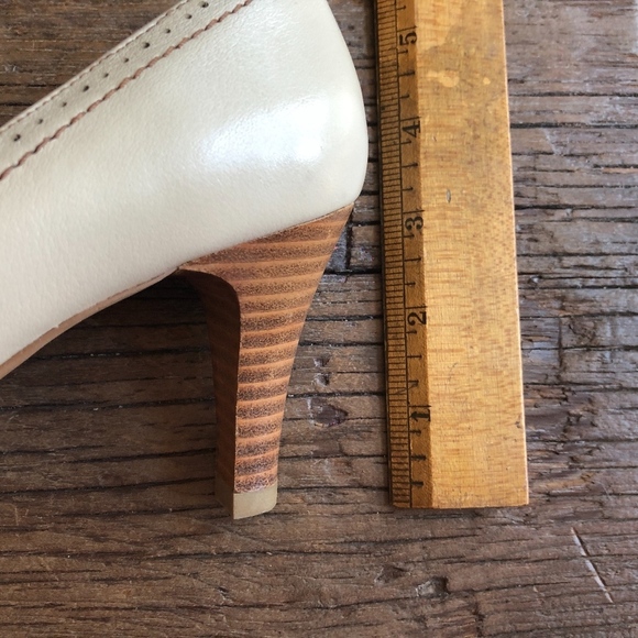 C. Banner Cream Leather Bow Heels 6 - Picture 7 of 7